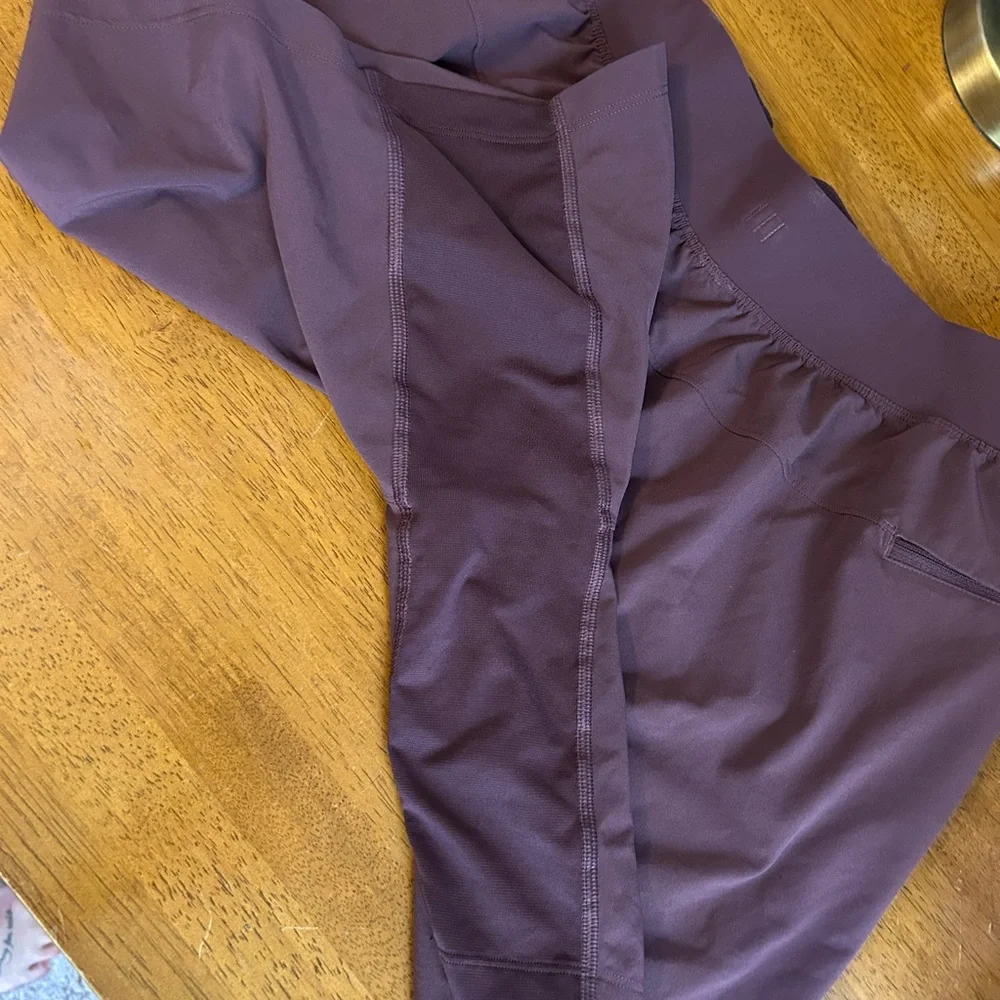 Aloha Lululemon Men's Shorts - T.H.E. Linerless Shorts 7" Plum - Size Medium - Picture 5 of 6